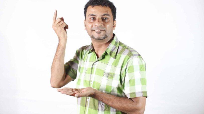 قصة نجاح | شاب يمني أصم يستخدم الموبايل والكمبيوتر