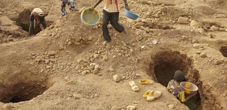 شباب في كعيدنة بحجة شمال غرب اليمن، يبحثون عن الذهب.