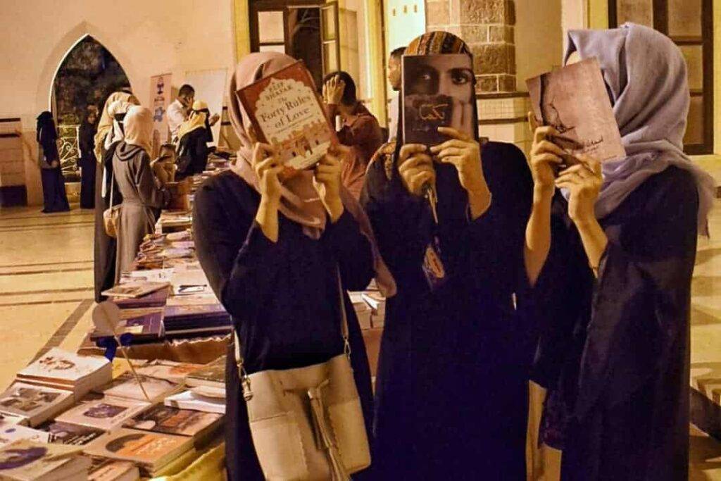 فتيات في معرض الكتاب "بوك تايم" في عدن
