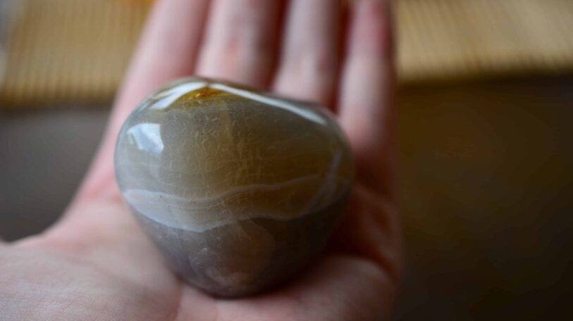 «صفاء الفقيه» امرأة تقتحم مهنة الرجال في «العقيق»