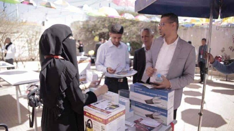 فتاة يمنية تقتحم المجال الذكوري لخدمة السيارات