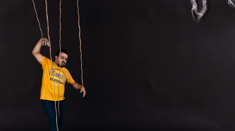 كالدمية بين أصابعها!