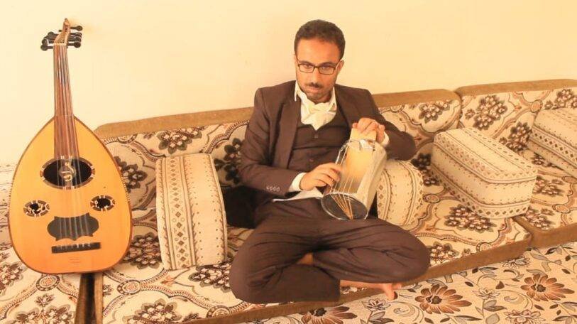 وجدي البريهي.. كفيف يتقن العزف والغناء