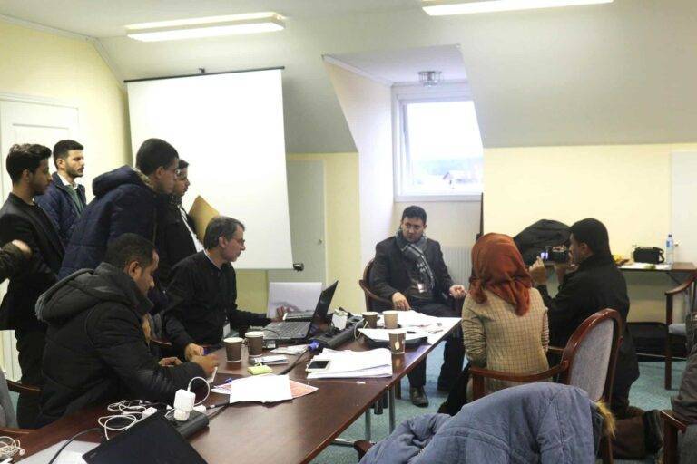 صحفيون يمنيون وصحفيات في غرفة أخبار مشاورات السويد