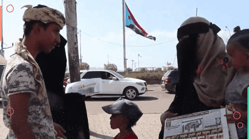 بائعة الجرائد.. بين ألم النزوح وقهر المعيشة