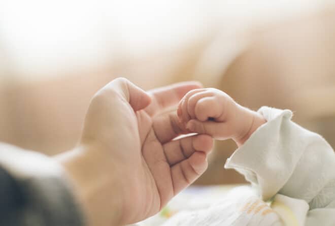 ما هي الأولوية الصحية للأم والطفل أثناء الحمل والولادة؟