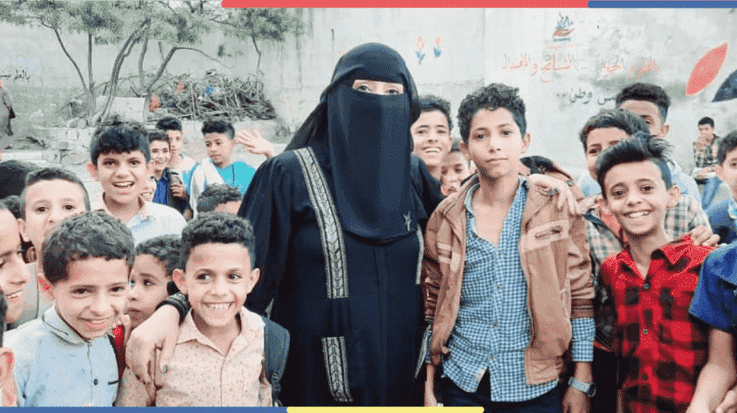 معلمة تقود مبادرة مجتمعية لترميم المدارس التي دمرتها الحرب