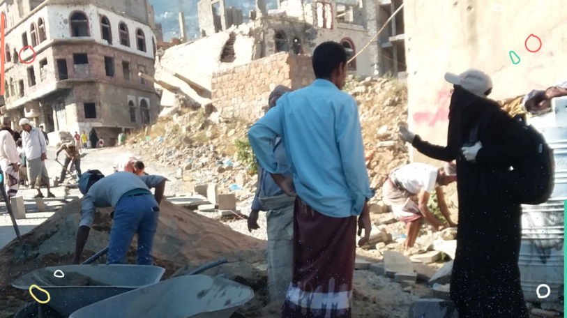 «صباح فرحان» .. ناشطة تقوم بمهام «عاقل حارة» بتعز!