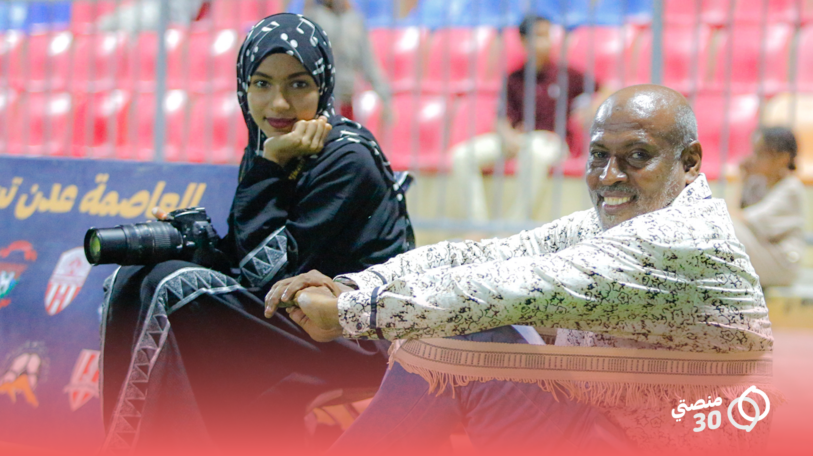 بدعم والدها.. «رمى» أصغر مصورة رياضية في اليمن!