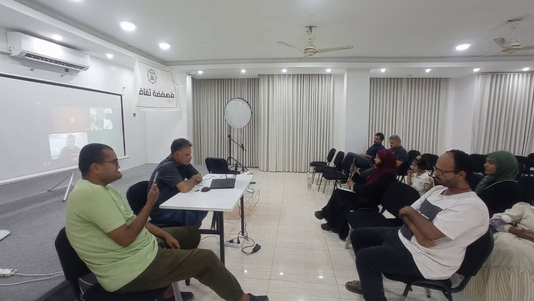 أدب المهجر يلامس قلوب عدن.. إمتاعٌ وإبداعٌ في جلسة “فضفضة ثقافية”